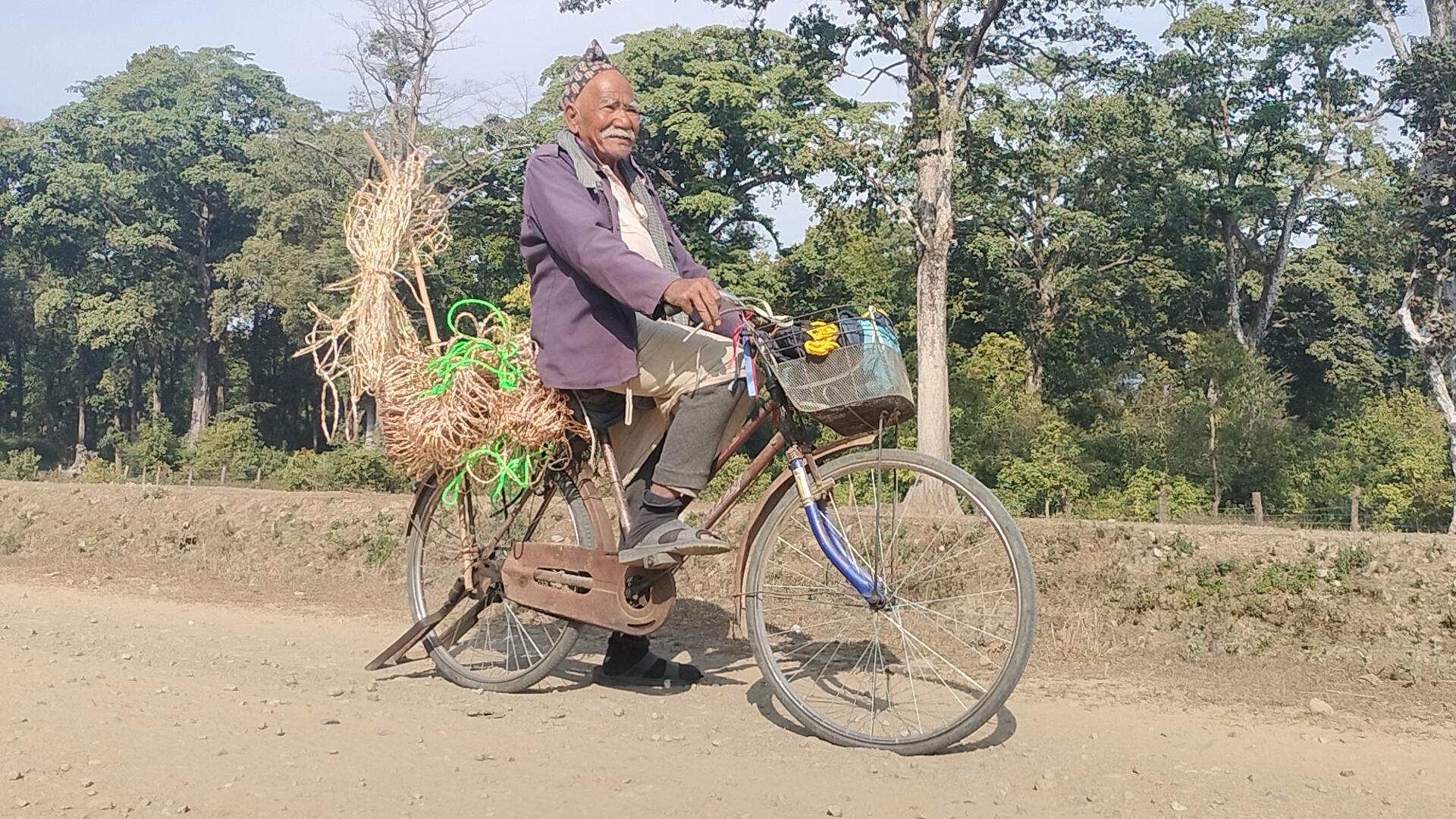 चौरासी वर्षमा पनि गाउँबस्ती डुल्दै व्यापार