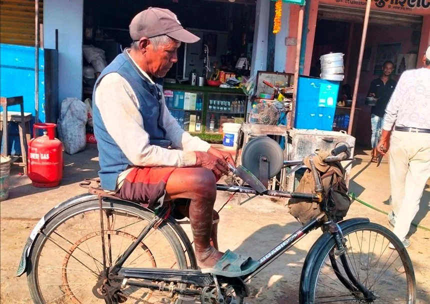 हतियारमा ‘धार’ लगाएर जीविकोपार्जन गरिरहेका ७० वर्षीय मुखिया